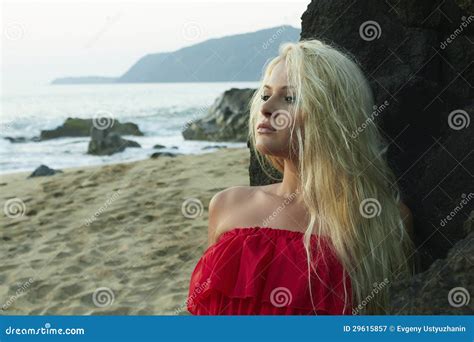 Mujer Rubia De La Belleza En La Playa Cerca De La Roca Imagen De