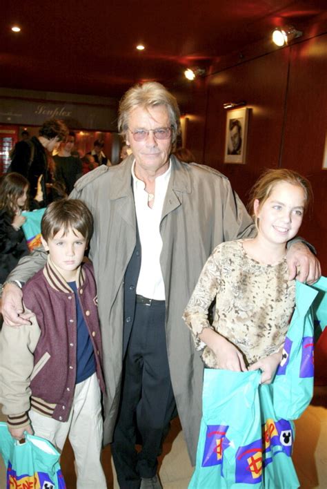 Photo Alain Delon entouré par son fils Alain Fabien et sa fille