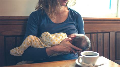 Stillen In Der Öffentlichkeit Tipps Für Stillende Mütter Medela