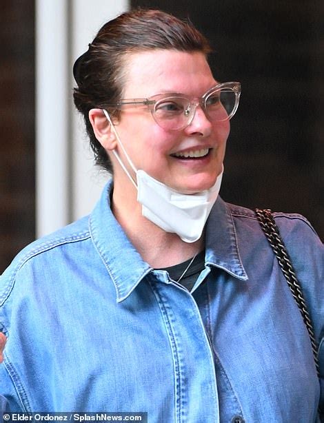 Linda Evangelista Seen Makeup Free On Rare Outing After Surgery Hot Lifestyle News