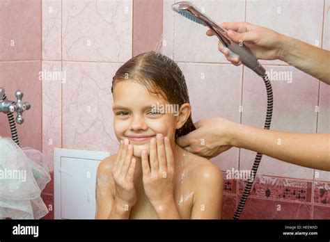 Siebenj Hrige M Dchen Baden In Einem Bad Unter Der Dusche Stockfotografie Alamy