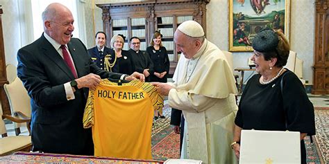 Последние твиты от socceroos (@socceroos). Governor-General gifts Pope Francis with personalised ...