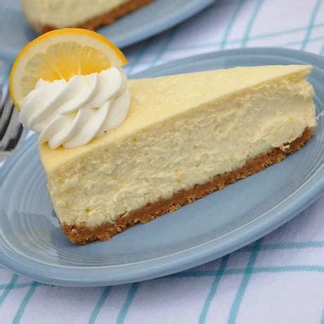 Spruce up the everyday cheesecake with white chocolate and special cheeses, then drizzle over it a sweet and tangy glaze. Cheesecake spéculoos citron et fromage blanc avec ...