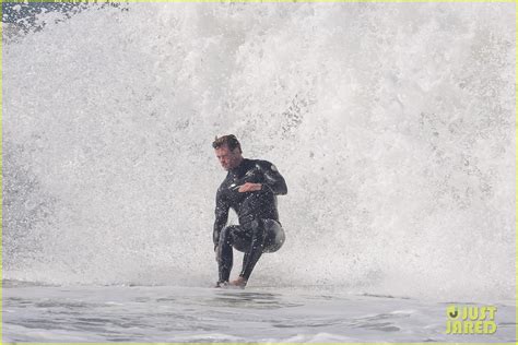 Chris Hemsworths Muscles Bulge Out Of His Tight Wetsuit Photo 3068881 Chris Hemsworth