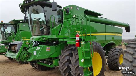 Four Combiné Four John Deere S670 Combines Harvesting Corn John Deere