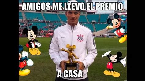 Paolo Guerrero Recibió Trofeo De Mickey Mouse Y Estos Son Los Memes