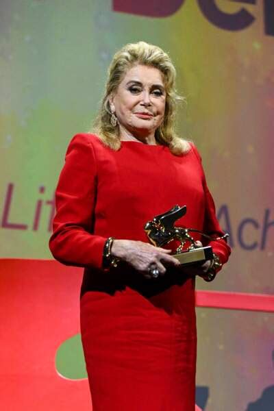 Photos Catherine Deneuve En Robe Longue Rouge Fendue à La Mostra De