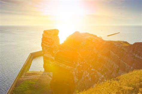 Der freistehende felsen „lange anna ist das wahrzeichen der deutschen nordseeinsel helgoland. Lange Anna Heligoland Helgoland Sunset Stock Photo - Image ...