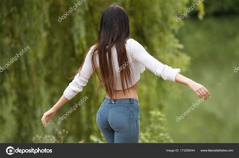 Sexy Brunette Woman Walk In Forest Woman Back In Blue Jeans — Stock