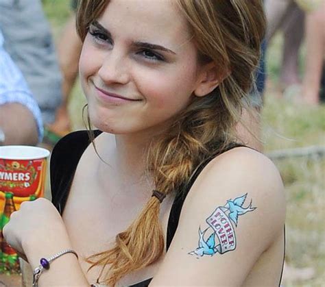 Tatuaggio Emma Watson D La Repubblica L Apostrofo Che Manca Nel Tatuaggio Di Emma Watson
