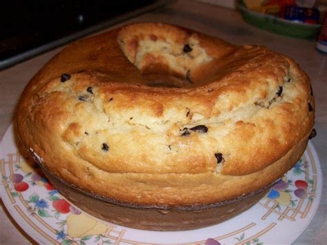 Lo yogurt greco si differenzia dagli altri yogurt perché passa attraverso un processo con il quale viene rimosso il siero di latte, che è un liquido che contiene lattosio, uno zucchero naturale presente nel latte. Un po' dolce e un po' salato. . .: Ciambella allo yogurt greco