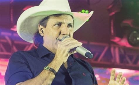 El Cantante Juliano Cézar Muere Sobre El Escenario Video