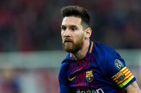 Argentinian footballer lionel messi, regarded by many as the greatest player of all time, has received six ballon d'or awards, the most for any football player, as well as the 2009 fifa world player of the year and 2019 the best fifa men's player.messi holds the record for most goals in la liga (474), the supercopa de españa (14), the uefa super cup (3) and is the player with the most. FC Barcelona: Leo Messi nennt den Grund für die aktuelle ...