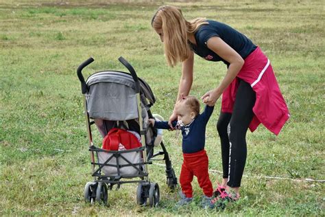 🥇 Imagen De Mamá Atascada Siente Caminar Parque Césped Anak Maternidad