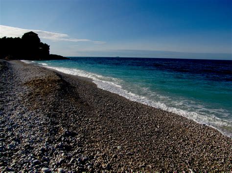 Il conero è un'area naturale che comprende diversi comuni e si estende dal mare, caratterizzato da stupende spiagge e stabilimenti balneari, fino all'entroterra delle marche passando attraverso dolci colline e autentici borghi cittadini. PORTONOVO, la baia verde della Riviera del Conero - Conero.it