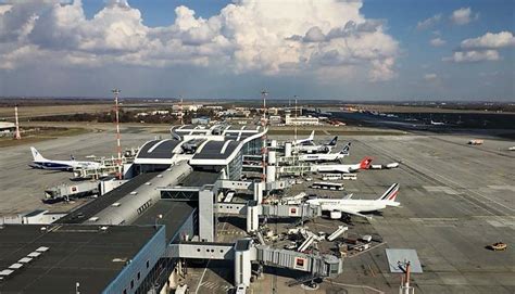 Aeroportul internațional henri coandă, cunoscut deasemenea și sub numele de bucurești otopeni, este cel mai mare aeroport din românia. Intervenţie cu poliţia într-un avion de pe Aeroportul Otopeni