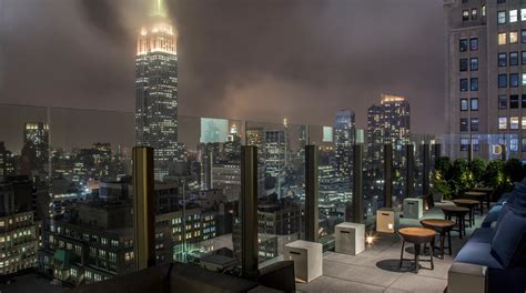 Gotham city #refineryrooftop @refineryhotel rooftop bars nyc. The Skylark, le nouveau rooftop de New York