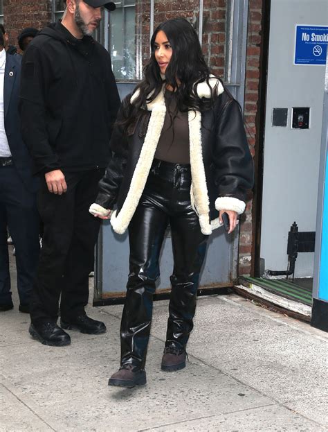 Actualizar 90 Imagen Kim Kardashian Leather Pants Outfit Abzlocalmx