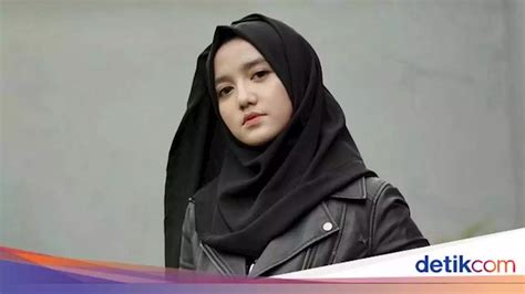 8 gaya monokrom wirda mansur hijabers yang jadi direktur di usia 18