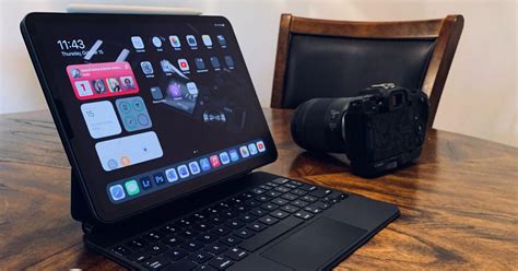 Si tu película tiene más de un video, cada clip estará separado en la línea de tiempo por ícono con dos flechas. Aplicaciones para editar video en iPad