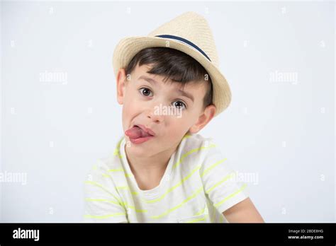 Kleiner Junge Der Seinen Mund Zeigt Fotos Und Bildmaterial In Hoher Auflösung Alamy