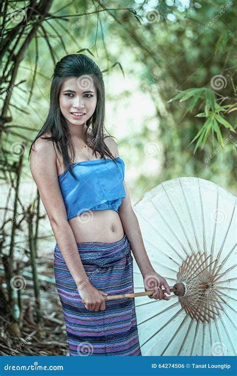 Glimlach Oude Thaise Vrouw In Traditioneel Kostuum Van Thailand Stock