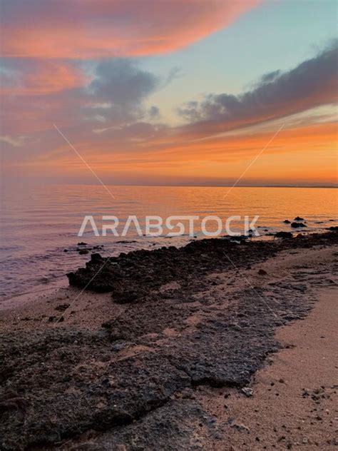 شاطئ بحر مدينة نيوم في المملكة العربية السعودية، هدوء امواج البحر