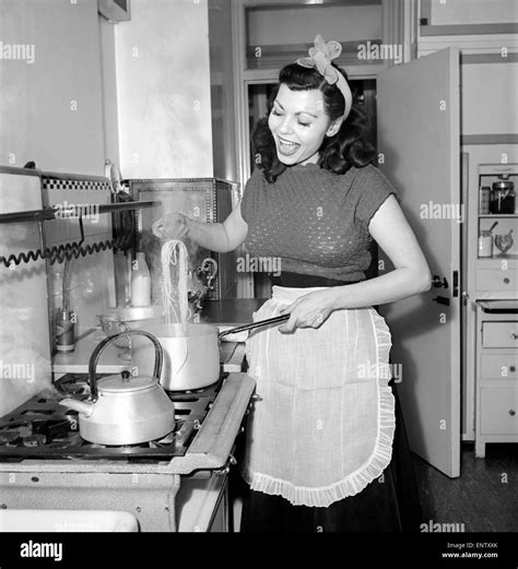 Eine Hausfrau Kochen Spaghetti In Der Küche 1957 Stockfotografie Alamy