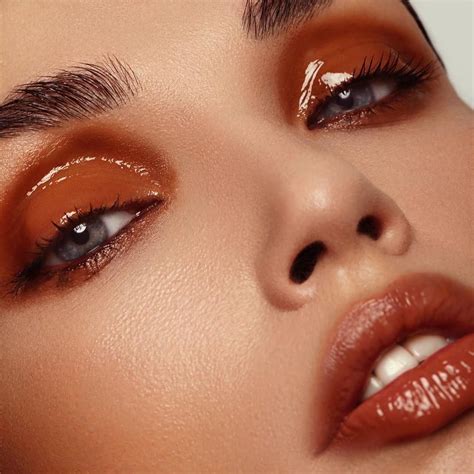 18 Glossy Makeup Ideas For The Glow Addicts