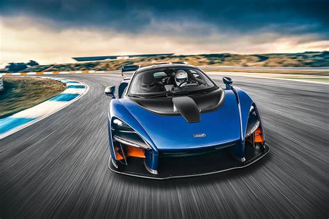 A corrida molhada repleta de acidentes foi tão caótica que o carro vencedor pegou fogo no parc fermé, e o piloto só recebeu o troféu semanas depois em ímola! Dirigimos o McLaren Senna, um carro de corrida feito para ...