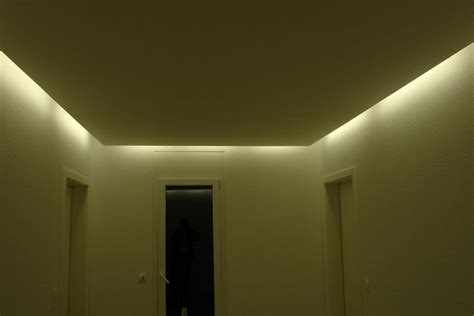 Die spezielle konstruktion strahlt das licht im 45° winkel an die decke sodass diese optisch als große, weiche lichtquelle leuchtet. Indirekte beleuchtung decke selber bauen | Hause ...