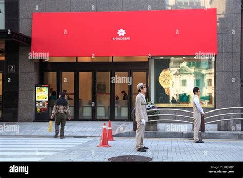 shinsegae kaufhaus myeong dong myeongdong seoul südkorea asien stockfotografie alamy