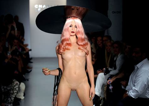 ファッションショーでパイパンのおまんこを晒すモデルさんたちの凄いプロ根性 xnews スキャンダラスな光景