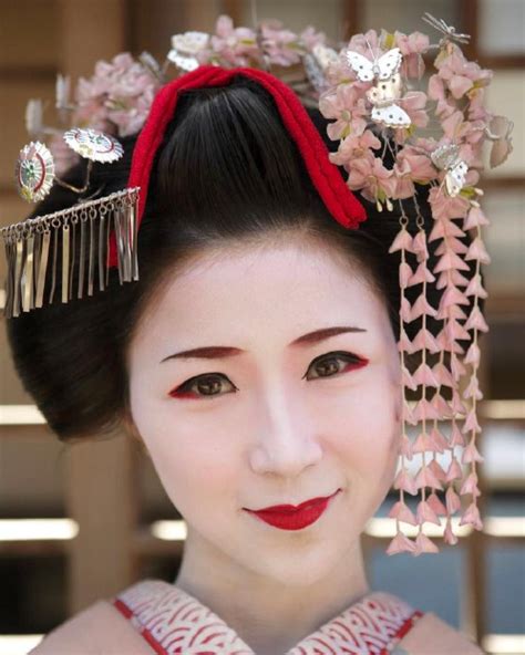a geisha in full costume in the city of kyoto japan photo by lottiedaviesphoto on instagram