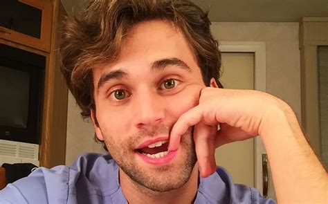 grey s anatomy star jake borelli comes out as gay