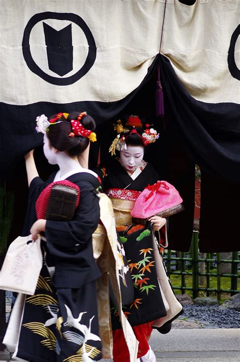 maiko in kyoto japan by hirotoshi shiozaki japan geisha kimono japanese culture