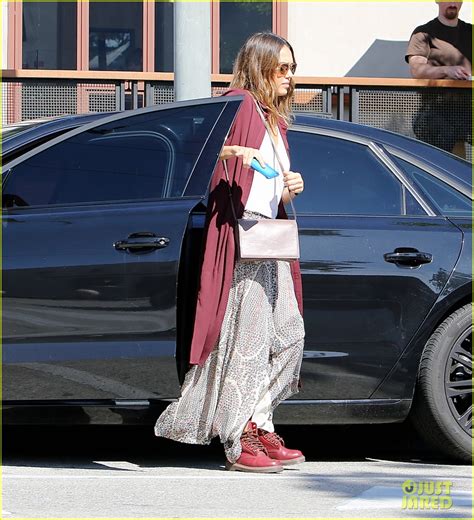 Photo Jessica Alba Shows Off Her Baking Creation Photo Just Jared Entertainment