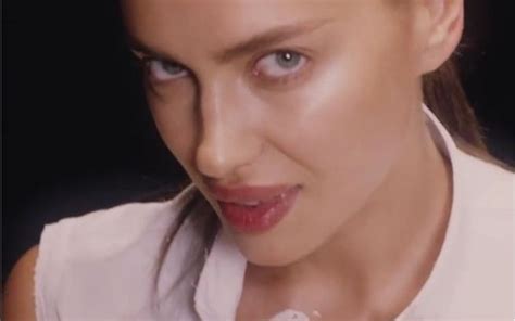 Irina Shayk Sensualiza Em Pr Via Do Advent Calendar Da Love Magazine Em Vogue Gente