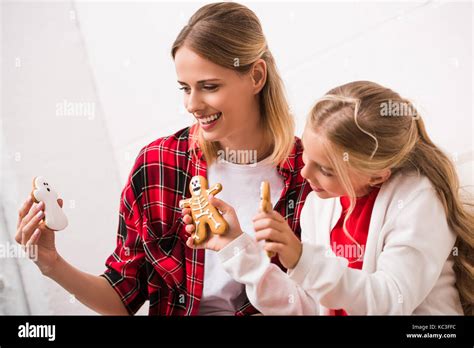 Madre E Hija Con Halloween Cookies Fotografía De Stock Alamy