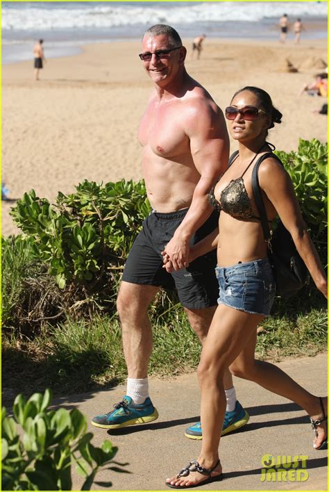 Celebrity Chef Robert Irvine Goes Shirtless In Hawaii Photo 3018327