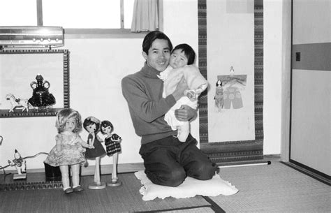 1972年ごろ、広島県内を旅行中の列車での一コマ。横田滋さん（右奥）が長女めぐみさん（左から2人目）らと写る。家族みんなの笑い声が聞こえてくるようだ＝横田早紀江さん撮影、あさがおの会提供（1