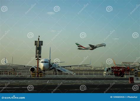 Aircraft Fly Dubai Waitingaircraft Company Emirates Airbus A380 Takes
