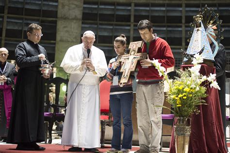El Papa Francisco Confiesa A Cinco Jóvenes Que Asisten En Río De