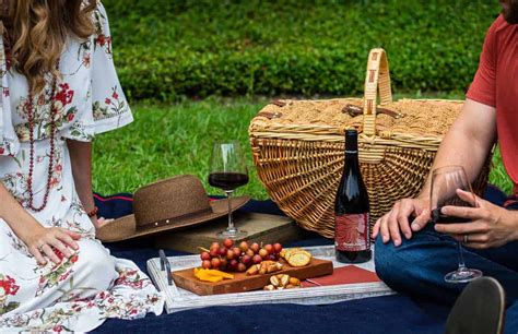 7 Gorgeously Romantic Picnic Baskets For Two Picnic Lifestyle