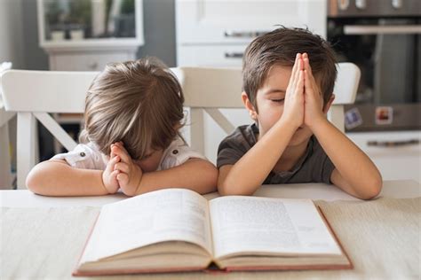 Lindos Niños Rezando Juntos En Casa Foto Premium