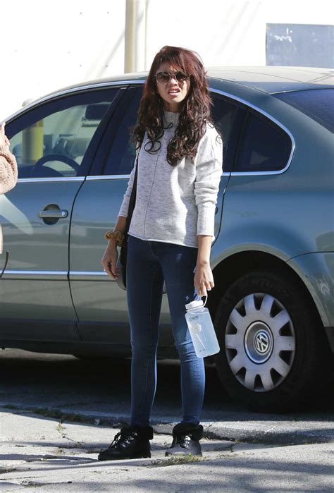 Sarah Hyland In A Black Boots Was Seen Out In La Celebsla
