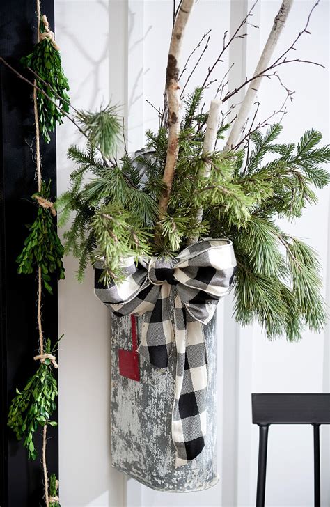 22 Gorgeous Farmhouse Christmas Crafts To Make This Holiday Homemade