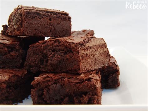 Al sacarse del horno se deja enfriar y se corta en cuadritos del tamaño deseado. La cocina de Rebeca: Cómo cocinar el brownie perfecto