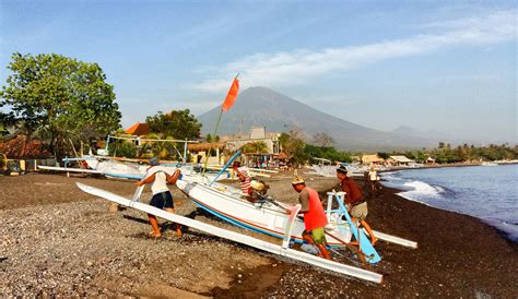 bali volcano mount agung forces thousands to evacuate in indonesia cbs news