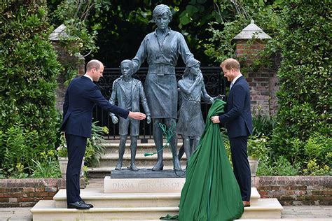 Los Príncipes William Y Harry Develan La Estatua De La Princesa Diana